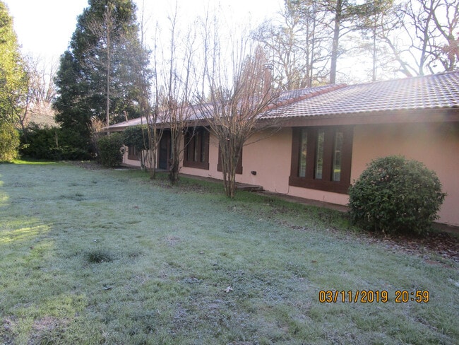Building Photo - INCREDIBLE LOCATION!!! Quaint and Quiet an...