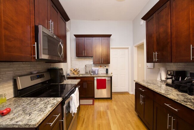 Photo - 1252 N Greenview Ave Unit 2