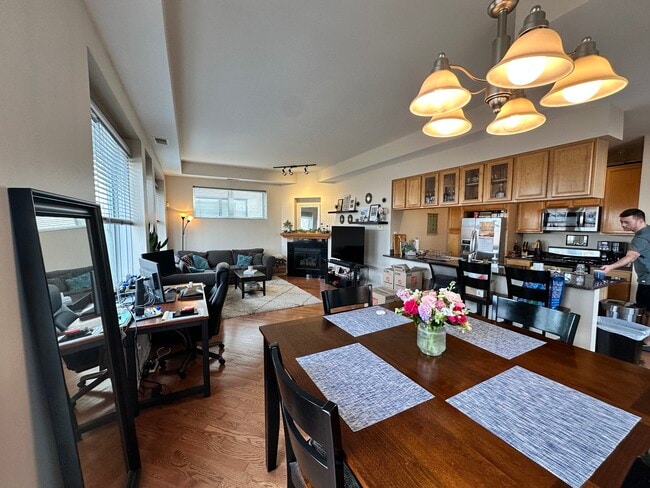 Photo - 2337 W Wolfram St Unit 511