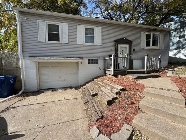 Building Photo - 3 Bedroom 2 Bath house in Bettendorf