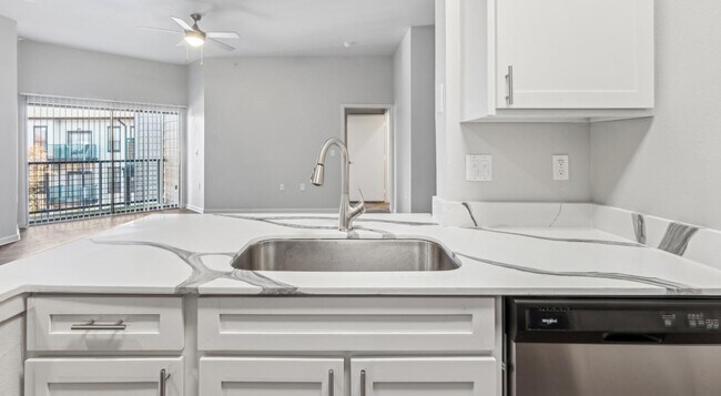 2 habitaciones, 2 baños - 1170 pies cuadrados - Cocina - The Link at Plano
