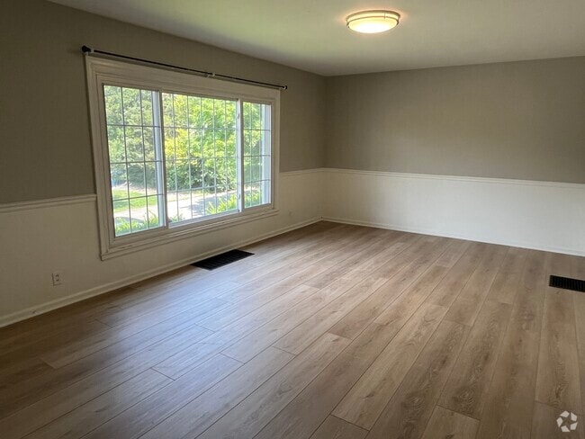 Building Photo - 533 E 60th St Rental