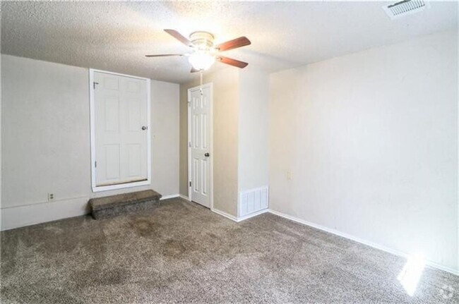 Building Photo - 3 bed 1 bath updated with beautiful garage... Rental