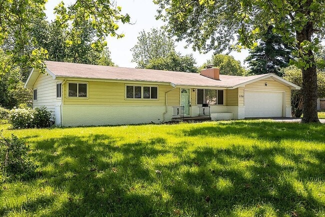 Building Photo - Beautiful 3 bedroom 2 bath charmer… Waitin...