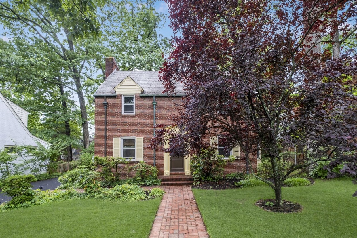 Beautiful Updated 3 BR/2.5 BA single-Famil... - Beautiful Updated 3 BR/2.5 BA single-Famil...