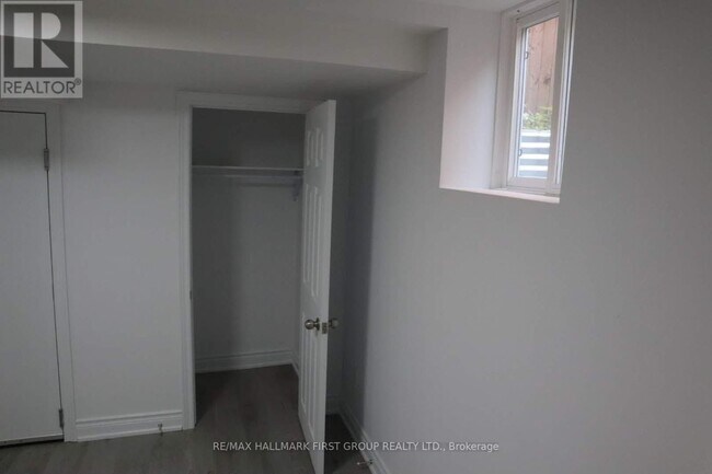 Photo - 1627 Baggins St