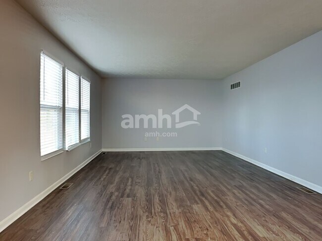 212 Lights Pointe Ct