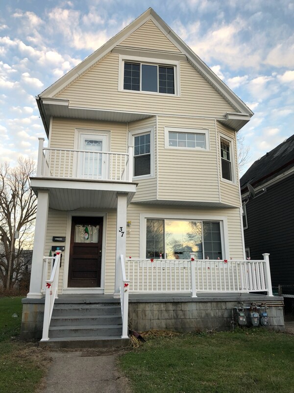 37 Holland Pl Unit Upper Front Unit #2
