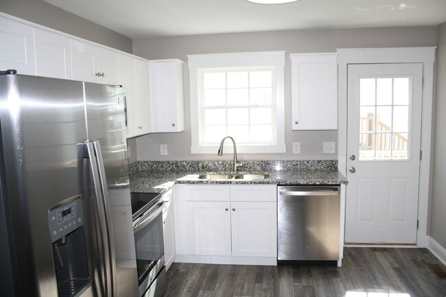 Building Photo - Beautiful 2 bed 1 bath Duplex
