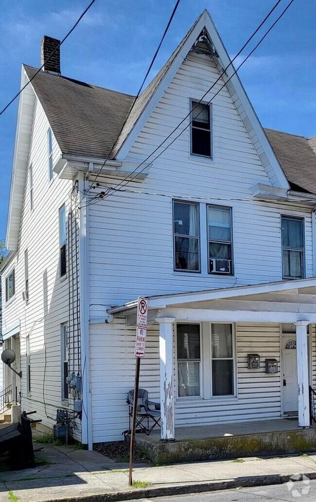 Building Photo - 2 Bedrooms, 1 Bath - 2nd Story - Available... Unit 18 N Washington- 2 Rental
