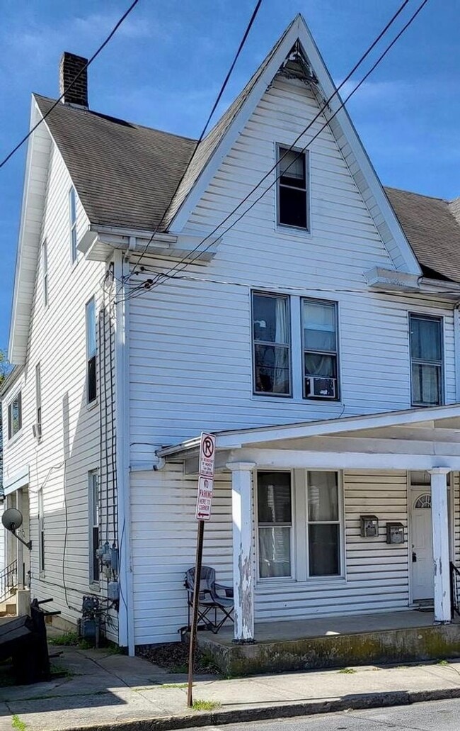 Building Photo - 2 Bedrooms, 1 Bath - 2nd Story - Available... Unit 18 N Washington- 2 Rental