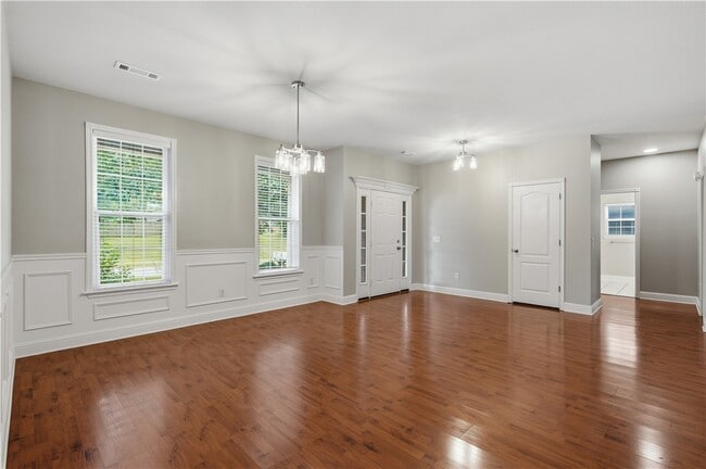 Building Photo - 305 NW Palomino St