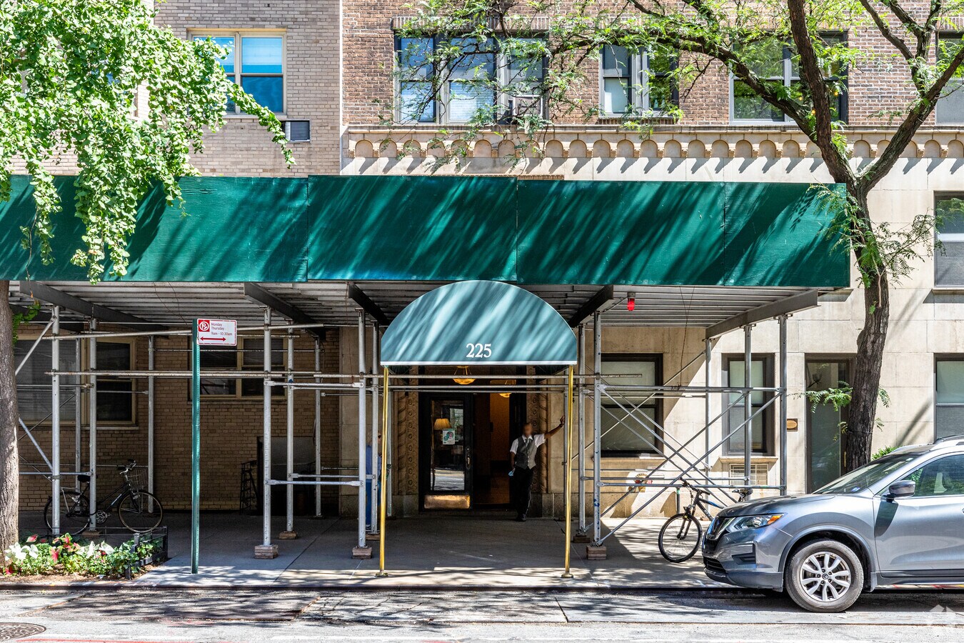 Entrada - 225 East 79 Street