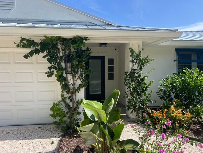 Photo - 9 W Riverside Dr