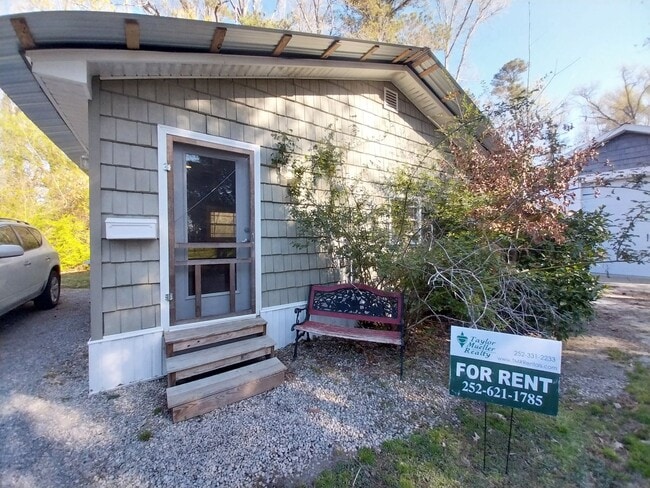 Building Photo - Cottage Apartment Including Utilities