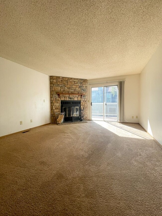 Photo - Beautiful 2-Bedroom Townhome in Aurora – A...