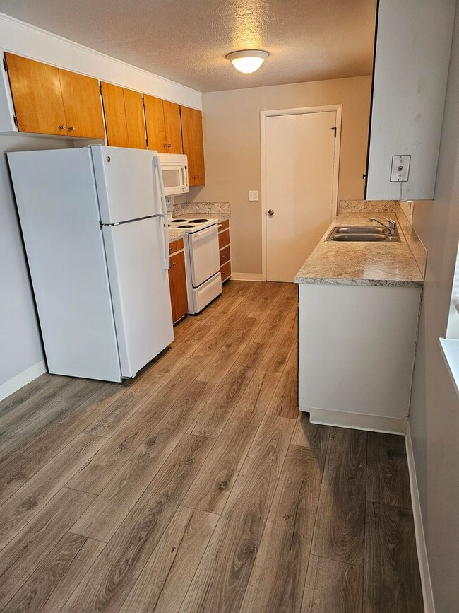 Photo - Beautifully Renovated 3 Bedroom, 1 1/2 Bathroom Duplex on the Boise Bench! Newer Carpet and Paint.