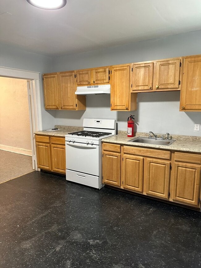Photo - Spacious Home! Finished Basement! W/D! Available Now!