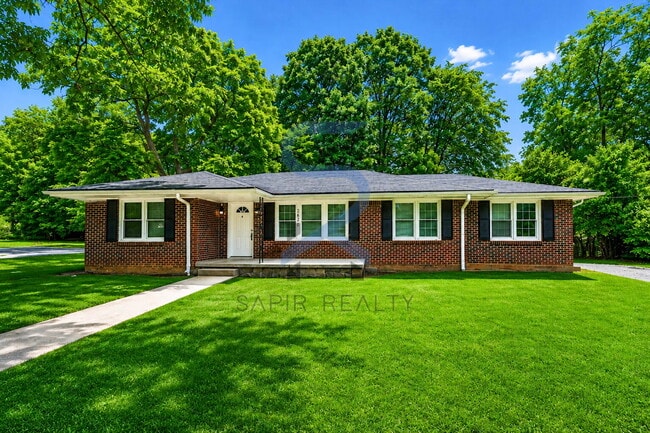 Building Photo - Paws Welcome! Charming 3BR Home in Historic Lithonia