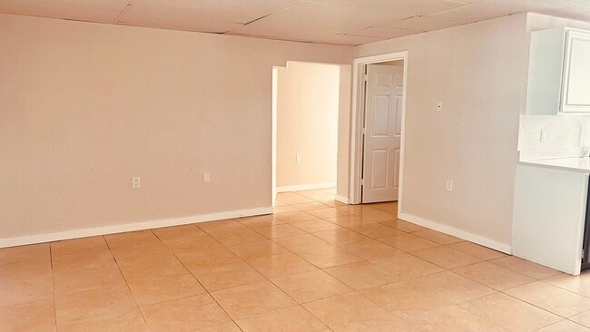 Photo - 2084 Monroe Ave