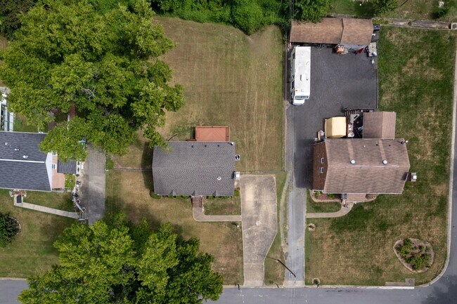 Photo - Stunning 4-Bedroom, 2.5-Bathroom Three-Sto...