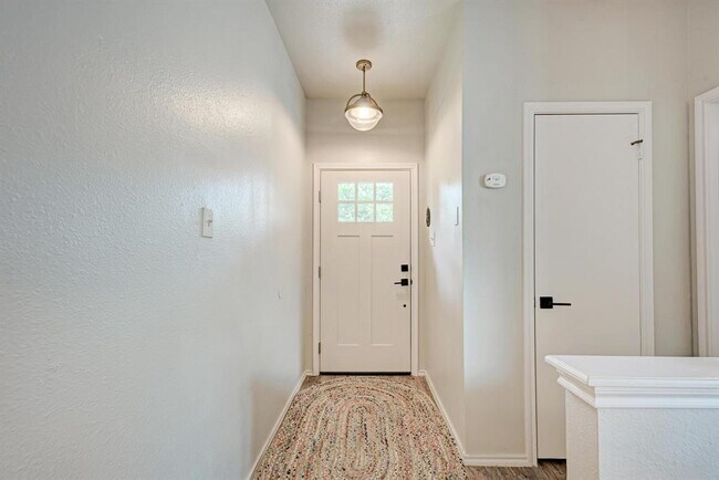 922 Thackeray Ln