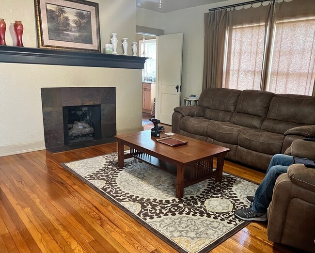 Photo - 114 NE 11th Ave