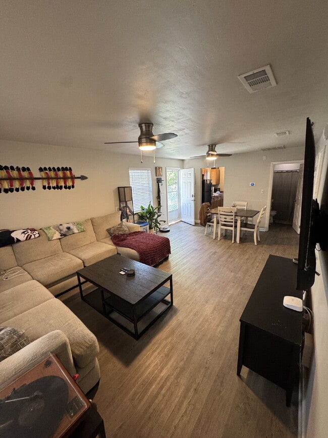 Building Photo - Cozy 2 bedroom 2 bathroom house near campus