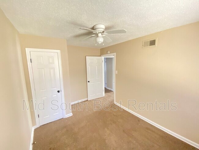 Photo - 3275 Aden St