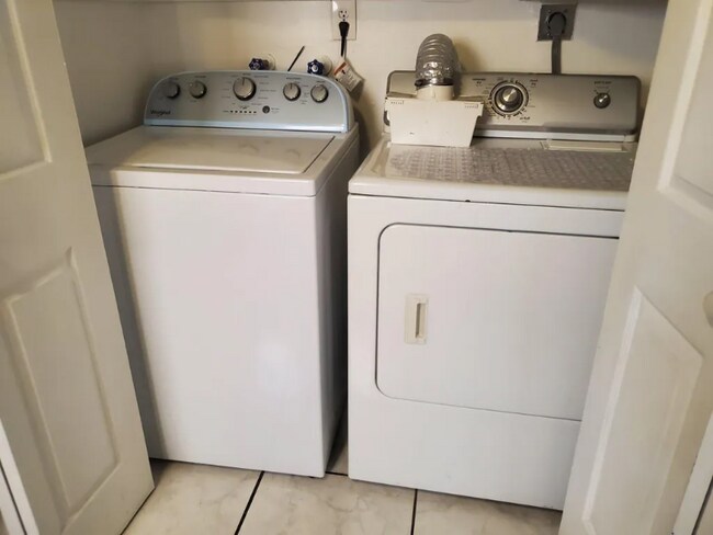 Photo - 43 W 43rd St