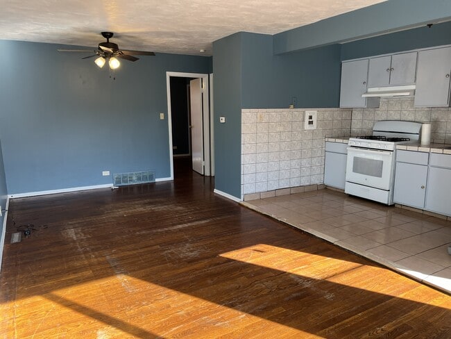 Building Photo - 82 W Michael Ln Unit Apt C