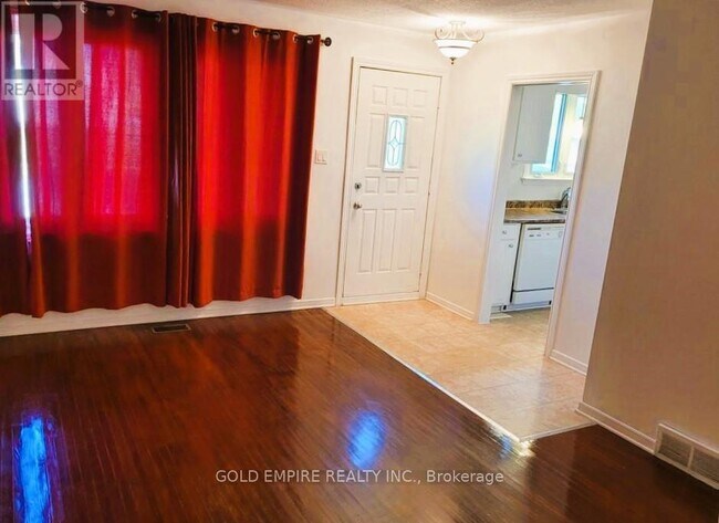 Photo - 107 Harding Crescent