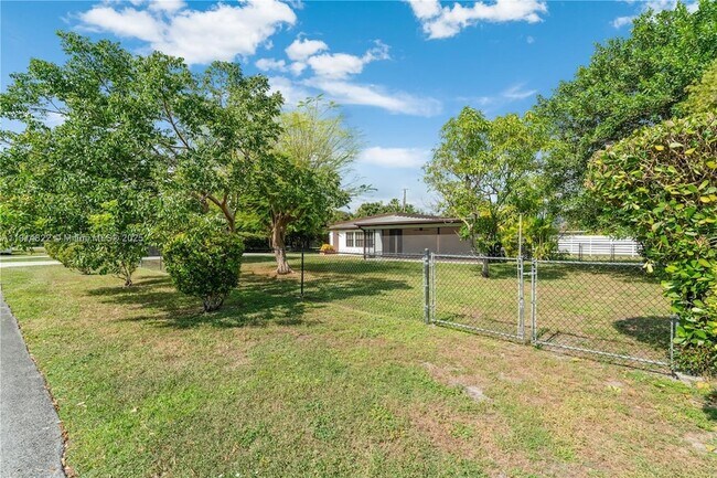 Photo - 10621 SW 111th St