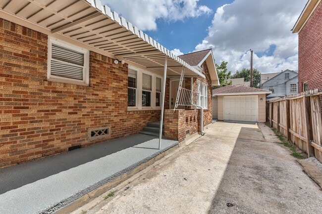 Building Photo - 2421 Arbor St Rental