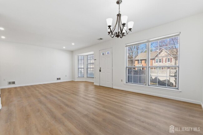 Photo - 195 Darwin Ln