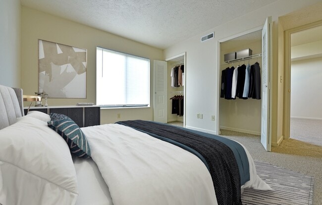 A bedroom at Heatherwood Apartments, Grand Blanc, Michigan