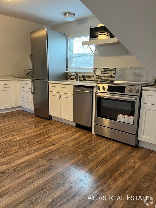 Building Photo - Washer/Dryer In Unit 3 Rental