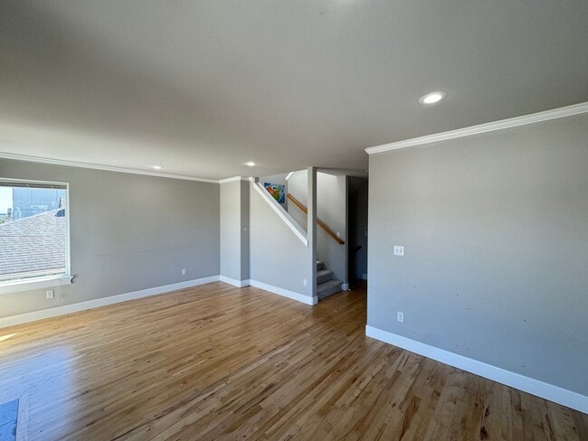150 W Florentia St
