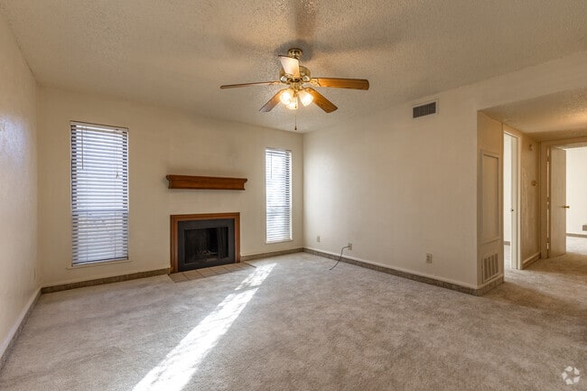 2BR, 2BA - 853SF - Living Room
