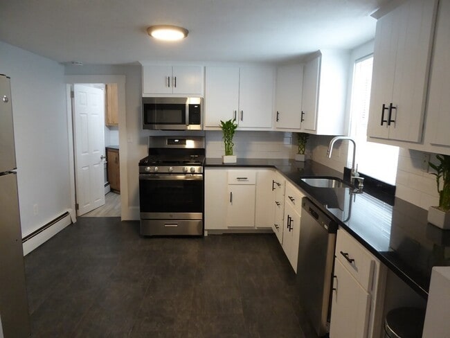 Building Photo - 54 Woodward St Unit 2