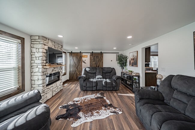 Photo - 454 Iona St