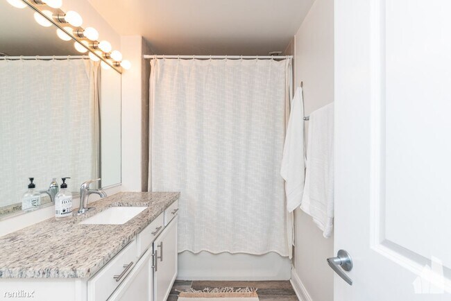 Photo - 1 br, 1 bath Condo - 4131 W Belmont Ave