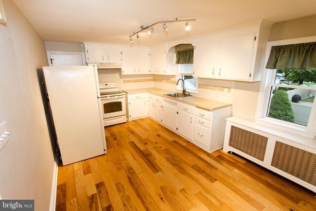 Building Photo - 319 W Cir