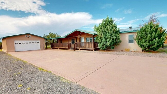 Building Photo - Modern home with space, Close to town with...
