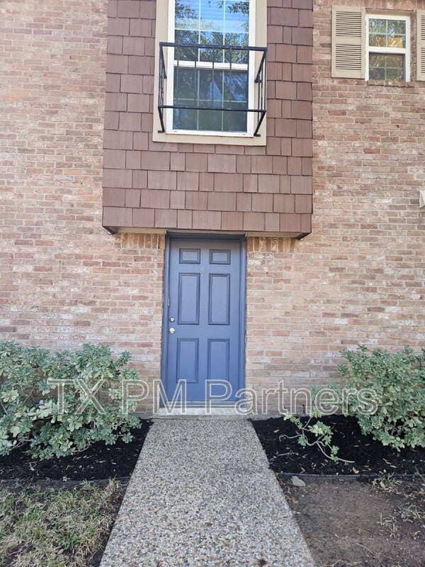 Photo - 500 N Post Oak Ln