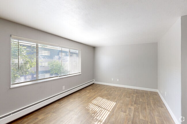 1HAB, 1BA - 580 ft² - Riviera Apartments