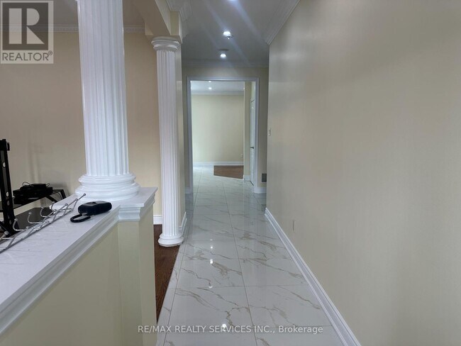 Photo - 80 Farthingale Crescent