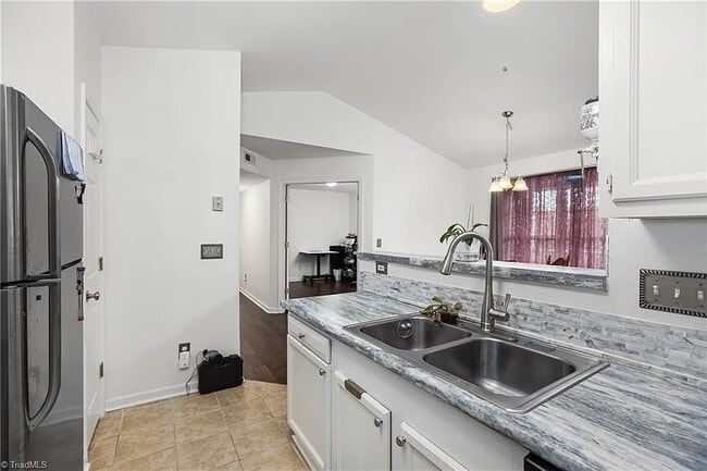 Photo - 131 Rivertree Ln