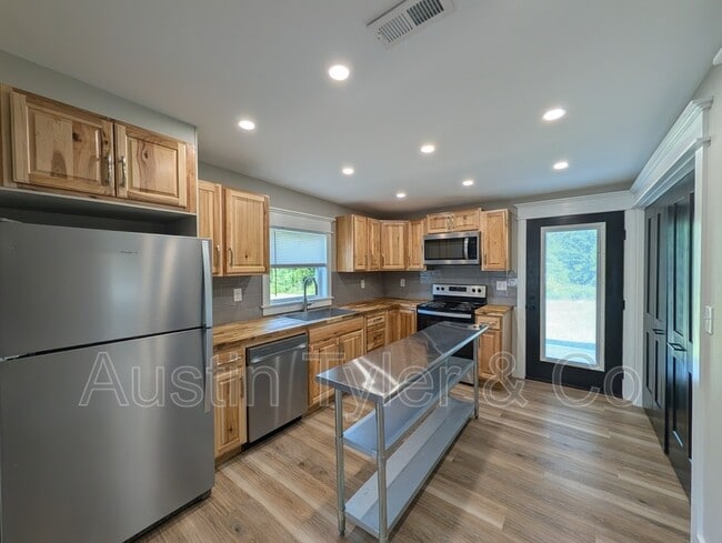 Photo - 2992 Smith St