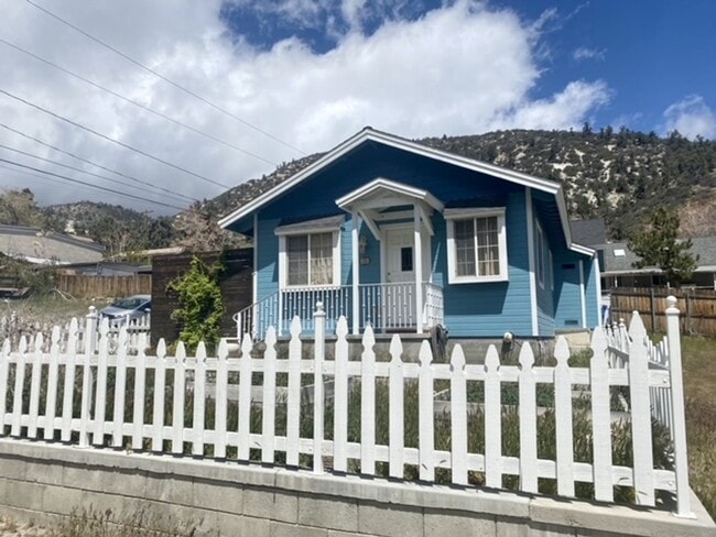 Building Photo - Charming 3-Bedroom Cottage with Fenced Yar...